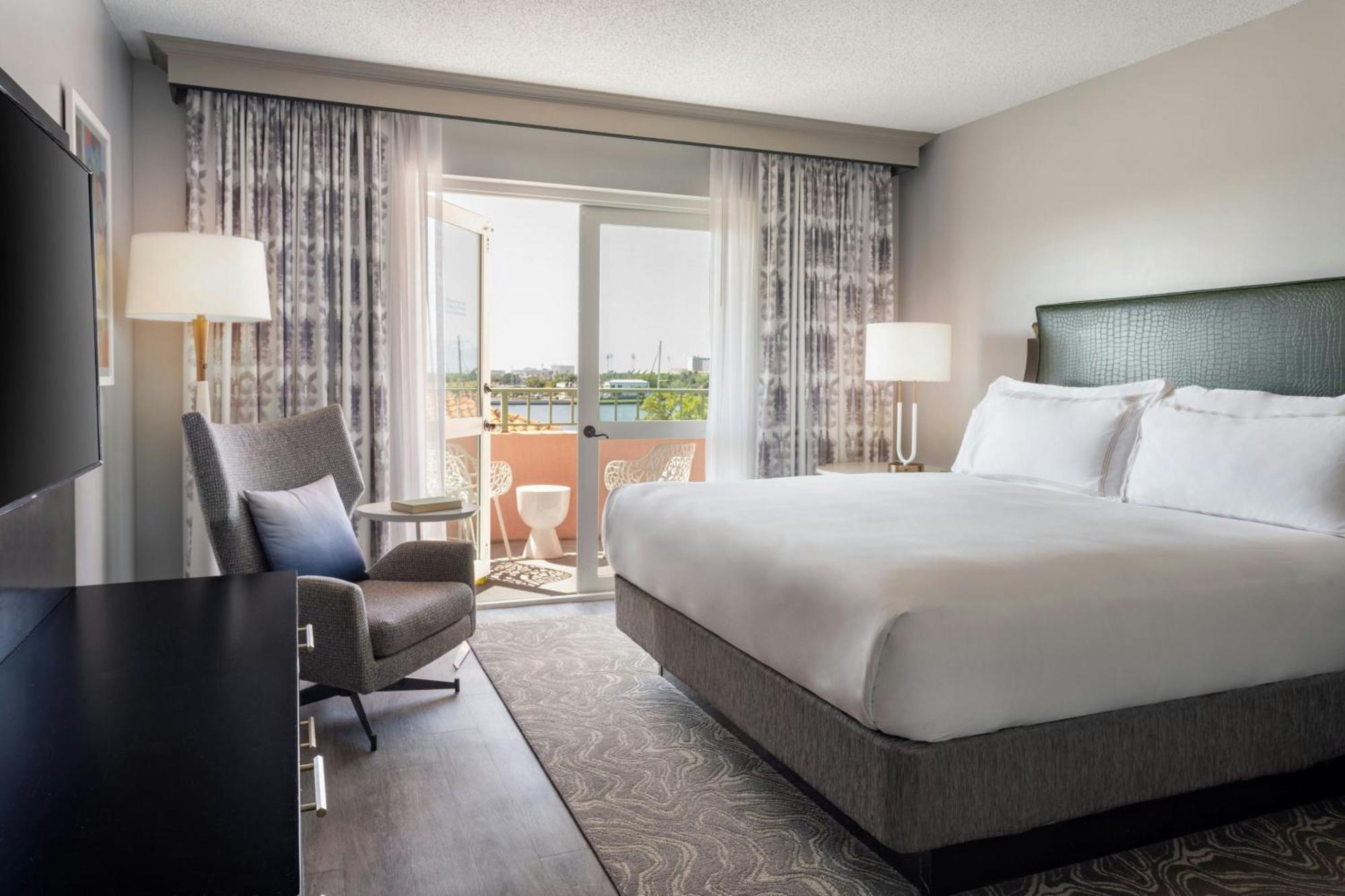One-Bedroom Premium King Suite Bay View Balcony Sofa Bed Tower